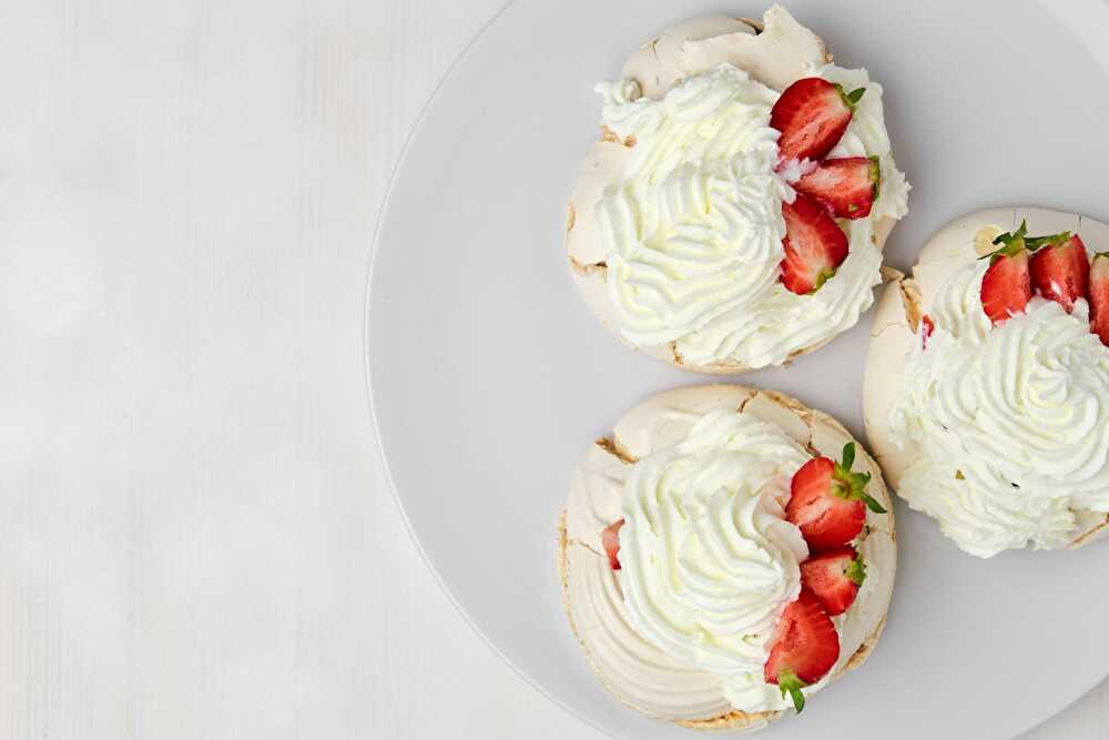 image Pavlova Légère aux Fraises pour Quatre Personnes