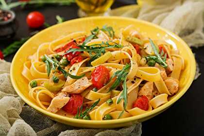 Tagliatelles au Poulet et Curcuma aux Légumes