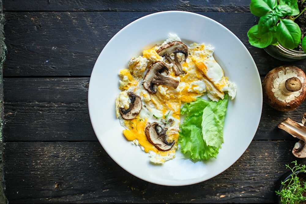 image Omelette Keto Cétogène aux Champignons et Fromage pour un Petit-Déjeuner Salé