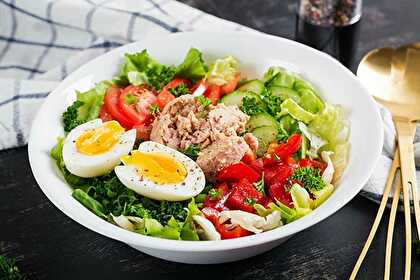 Salade de Thon et Légumes Croquants avec Œuf Mollet – Un Plat Keto et Hypocalorique