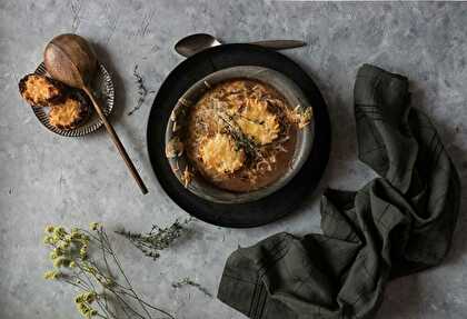 Soupe Gratinee à l'Oignon et Pommes de Terre avec Chipolata