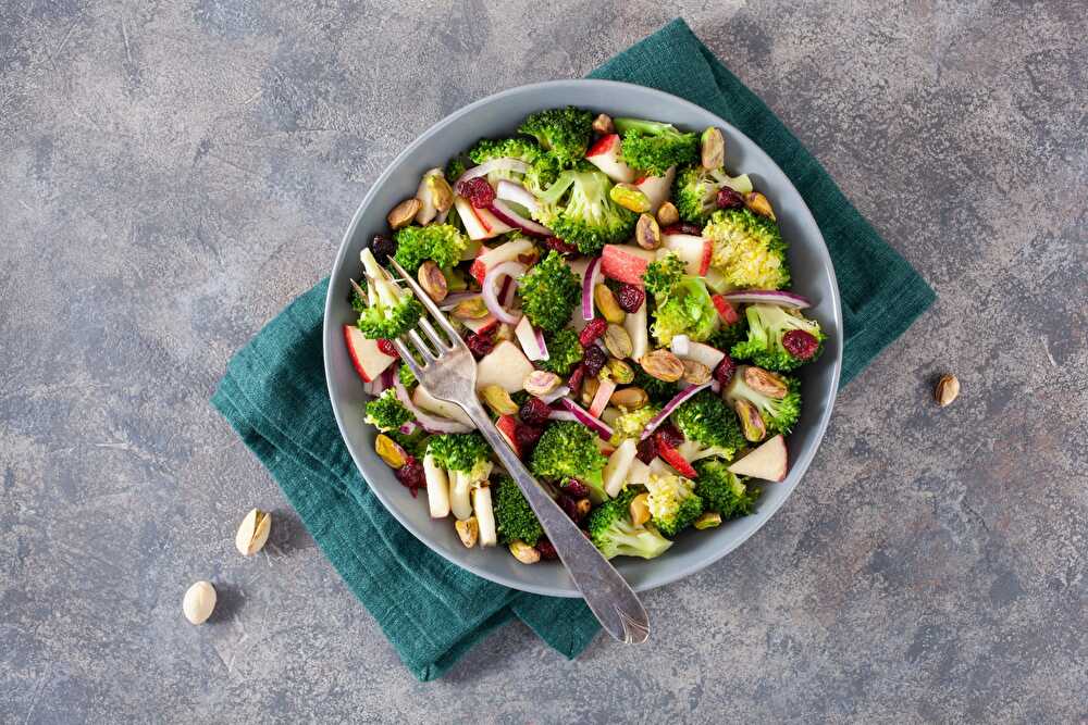 image Salade de Brocoli aux Pommes Rouges et Fruits Secs