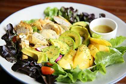 Salade au Poulet, Avocat et Mangue