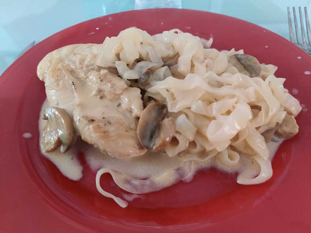 image Spaghetti de Konjac à la Crème avec Blanc de Poulet et Champignons