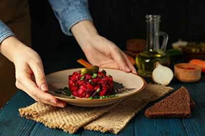 Tartare de Betteraves à l'Huile de Noisette et Oignon Rouge